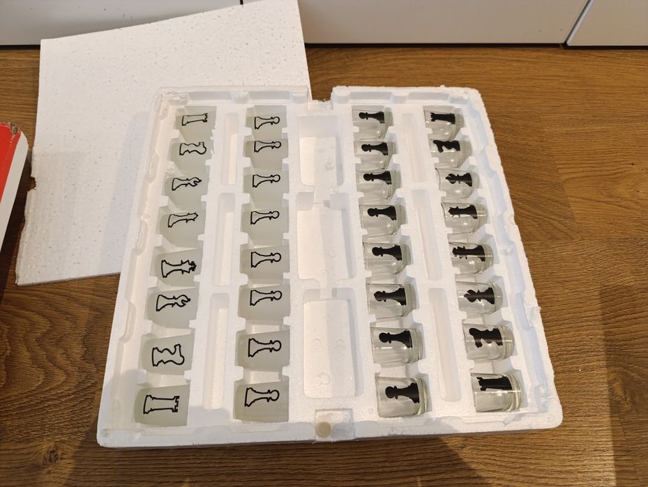 Jogo de xadrez com copos de shot