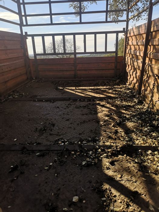 Reboque de gado com grades