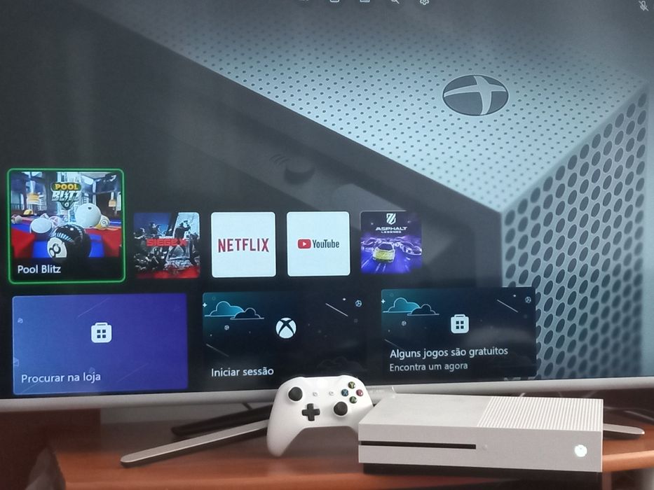 XBOX one S com comando funciona sem proble..tem wifi e youtube