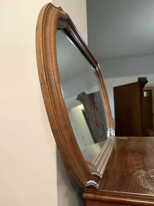 Lustro w drewnianej  ramie o wymiarach 98/58 cm