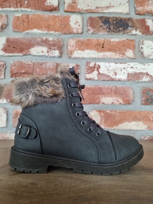 Szare traperki z futerkiem