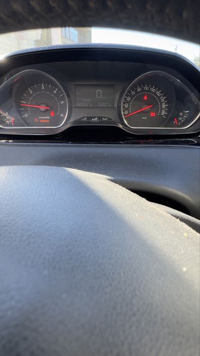 Vende-se Peugeot 208, motor 1.4 HDi (gasóleo), ano 2014, com cerca de 169.357 km.