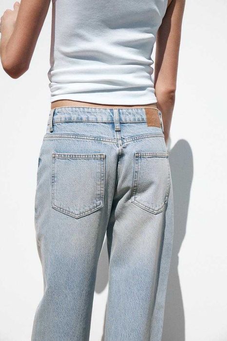 Трендові світло-блакитні джинси з асиметричною застібкою Zara