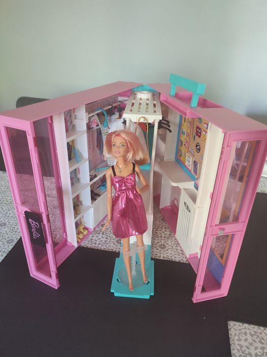 Wymarzona szafa Barbie z lalką, walizka
