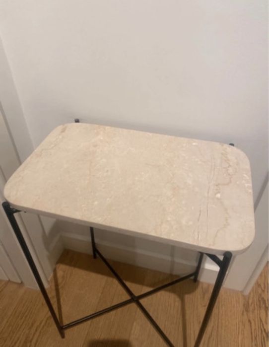 Mesinha elegante de suporte