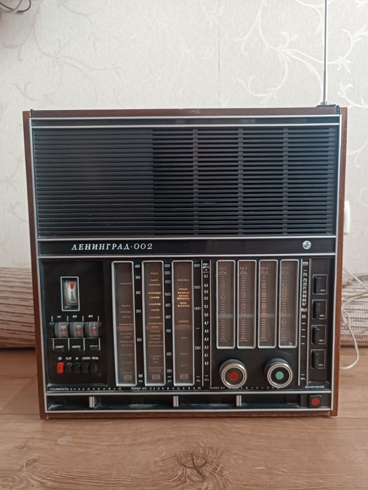 Продам советский радиоприёмник Ленинград-002.