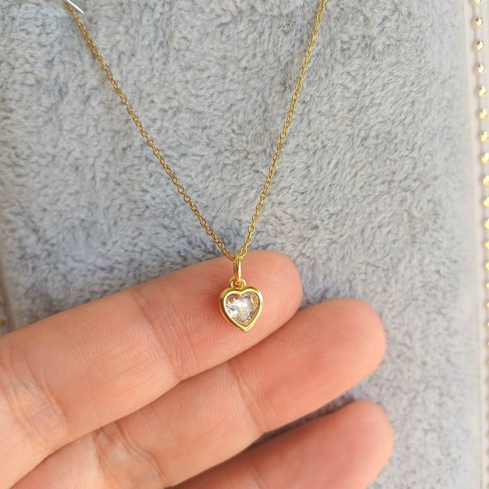 Colar delicado ponto de luz de coração em zirconia Swarovski banhado a ouro em aço inoxidável