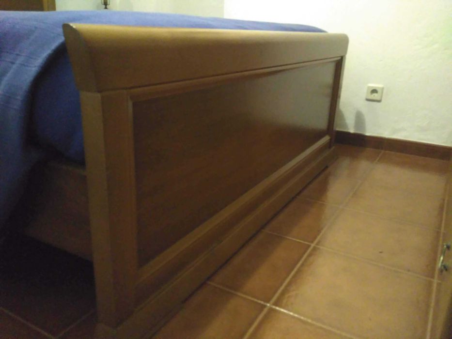 Quarto sem roupeiro, cama king size