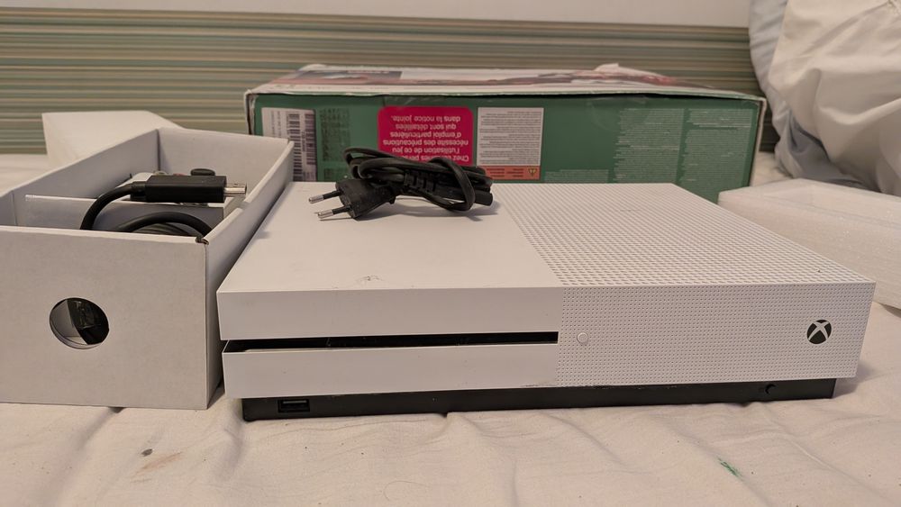 Xbox One S 1TB + Comando Original + Caixa e Cabos