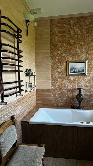 Унікальний будинок з власним парком і озером