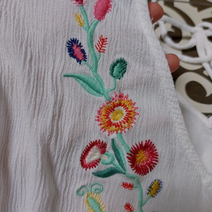 Zwiewna biała letnia sukienka z haftem z wiskozy rozmiar 36