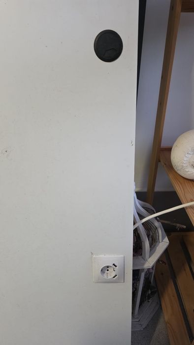 Tampo de mesa com tomada elétrica e usb