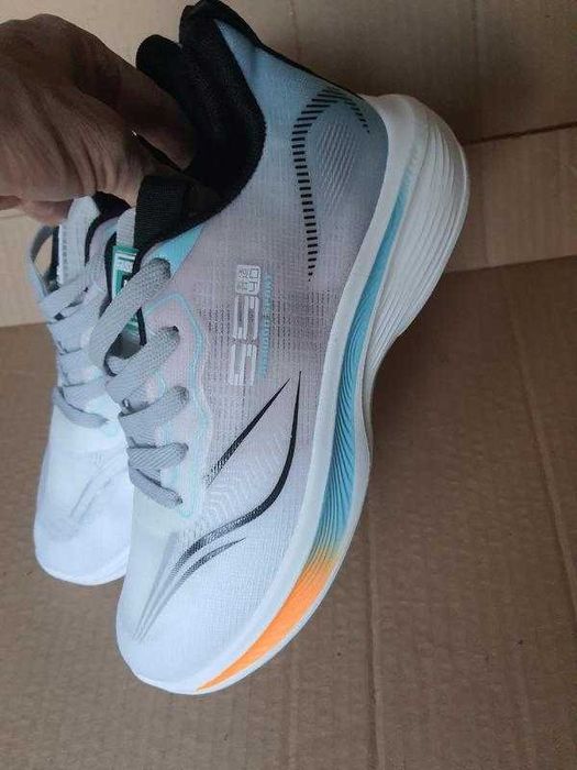 Новые легчайшие стильные кроссовки на толстой мягкой подошве \