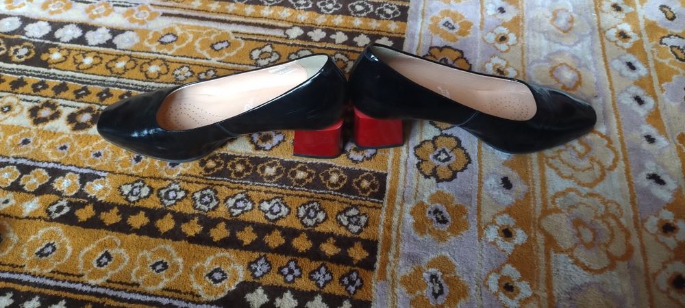 Pantofle damskie na obcasie 38