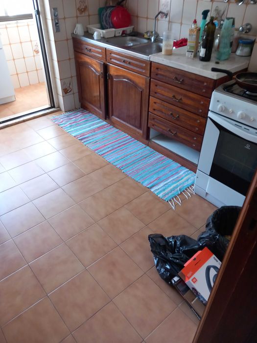 Aluga-se Quarto com casa banho privativa a estudante Universitária - Junqueira - Lisboa