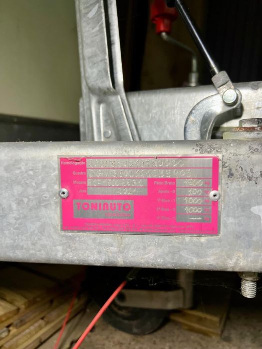 Reboque espaçoso como novo