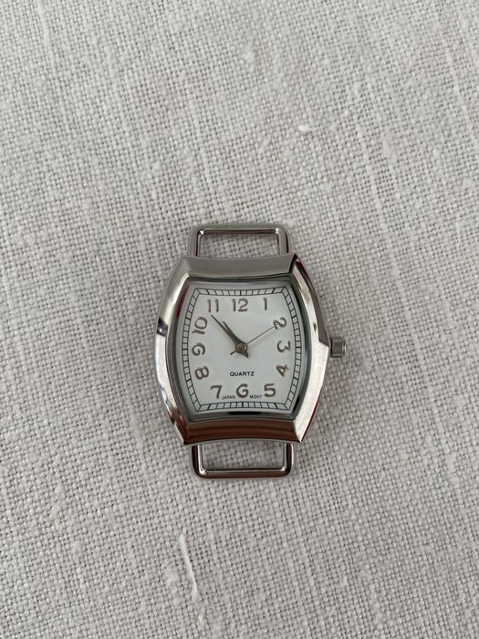 Relógio com várias braceletes de tecido