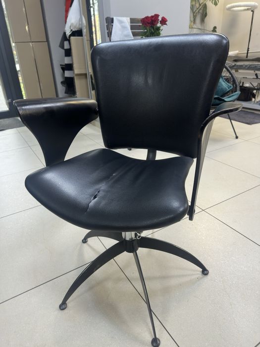 Стілець перукарський регулюється