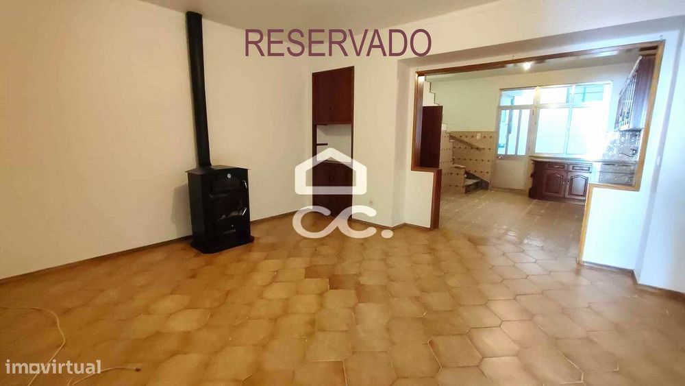 Excelente Moradia rés do chão e primeiro andar na simpática vila de Be