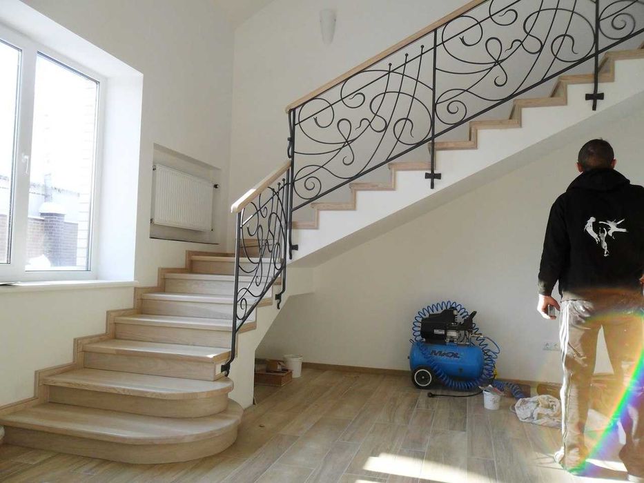 СТрогаю, ріжу, крашу деревину.