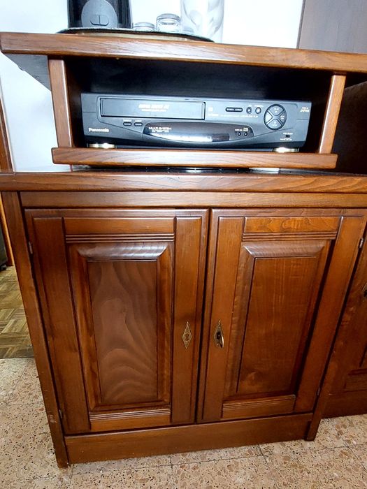 Móvel de tv com lateral, em madeira maciça de cerejeira