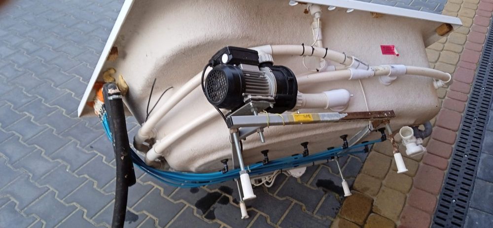 Wanna narożna z hydromasażem.