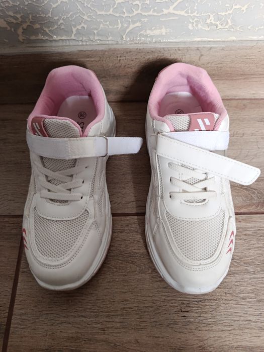 Красовки для дівчинки.