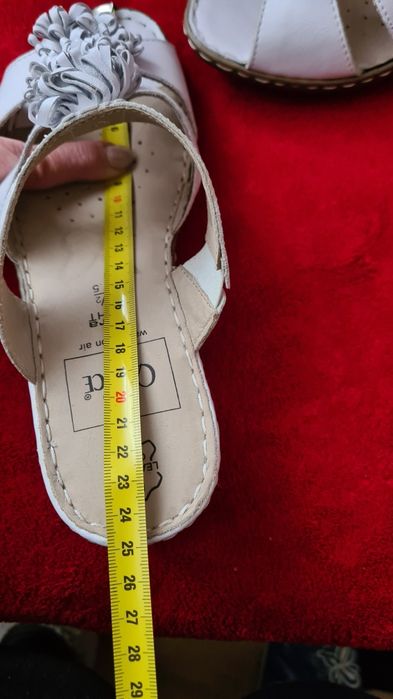 Skórzane klapki 37,5 na koturnie Caprice