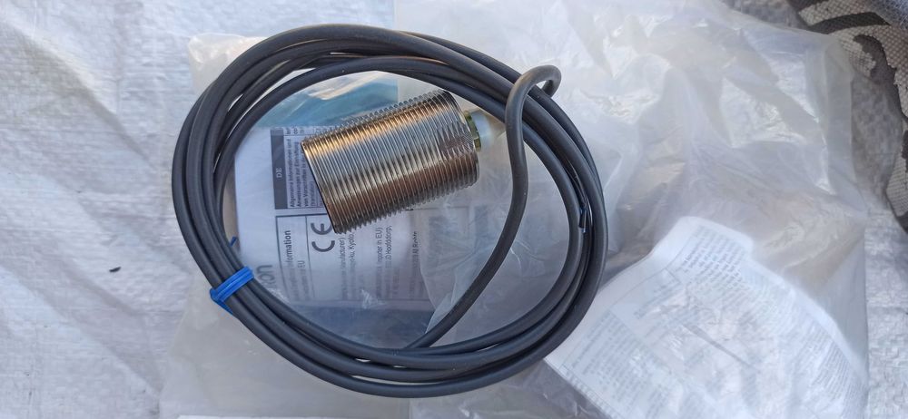 Індуктивний датчик Omron E2A-S30KS15-WP-B1 (M30, PNP NO)