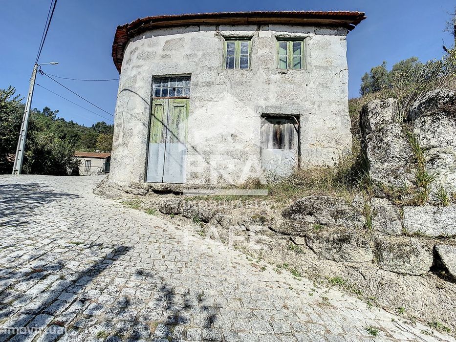Duas moradias em pedra para restauro