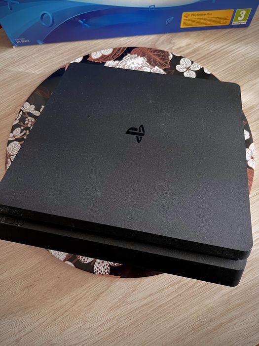 Zestaw: Play Station 4 PS4 Slim + 3 pady + ładowarka