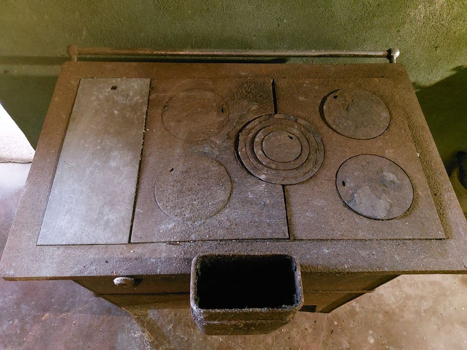 Fogão a lenha de ferro antigo com caldeira de água