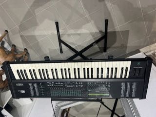 Teclado sintetizador marca Solton by Ketron, com suporte.