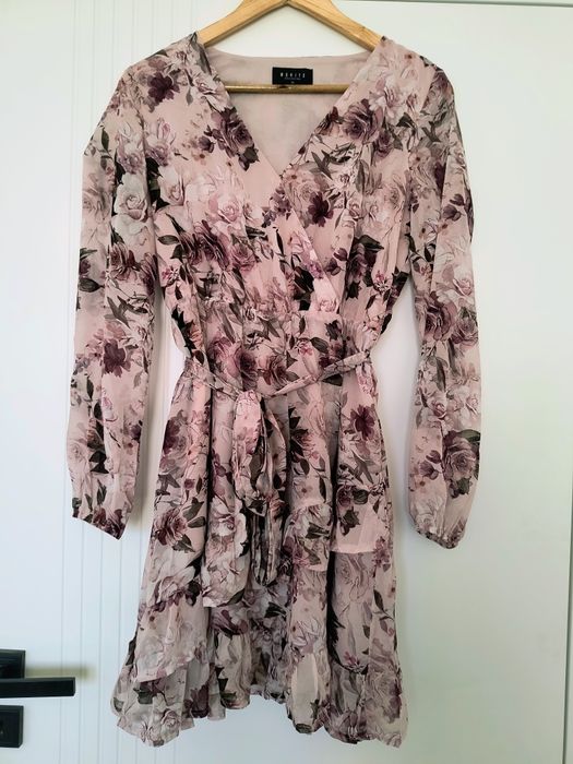 Pudrowa sukienka mini w kwiaty Mohito