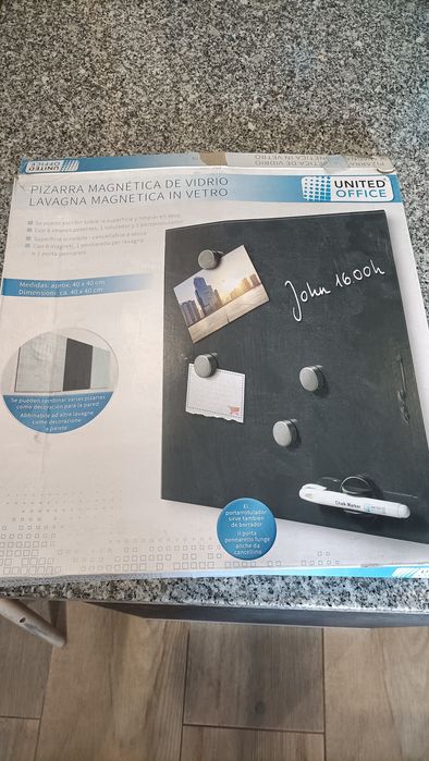 Quadro magnético com imans e suporte de canetas