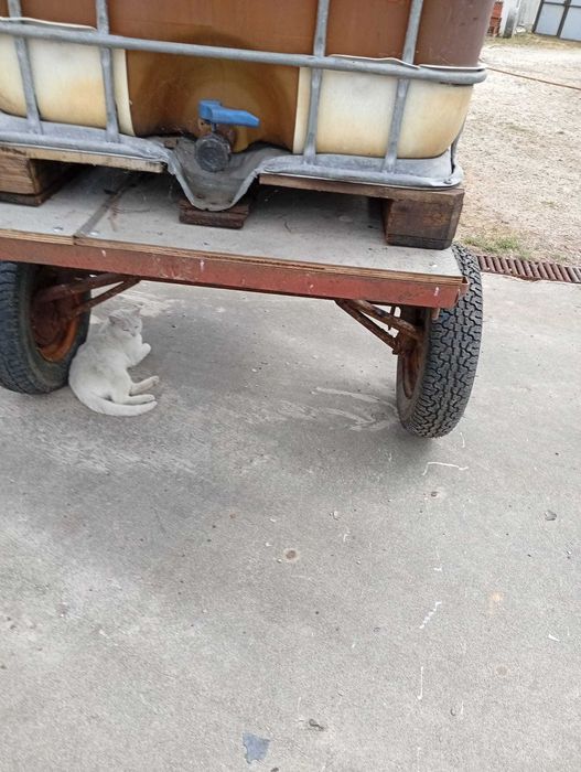 Atrelado com depósito de 1000 litros
