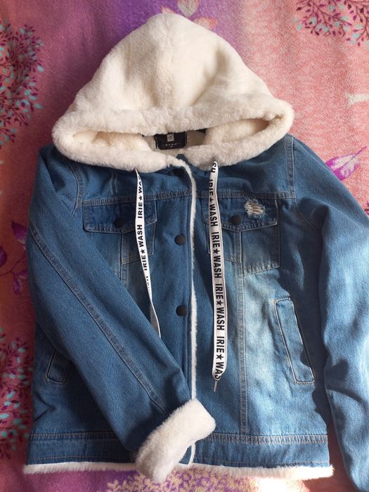 Продаю джинсову стильну курточку. Ціна - 1500 грн. Одягала 2 рази.