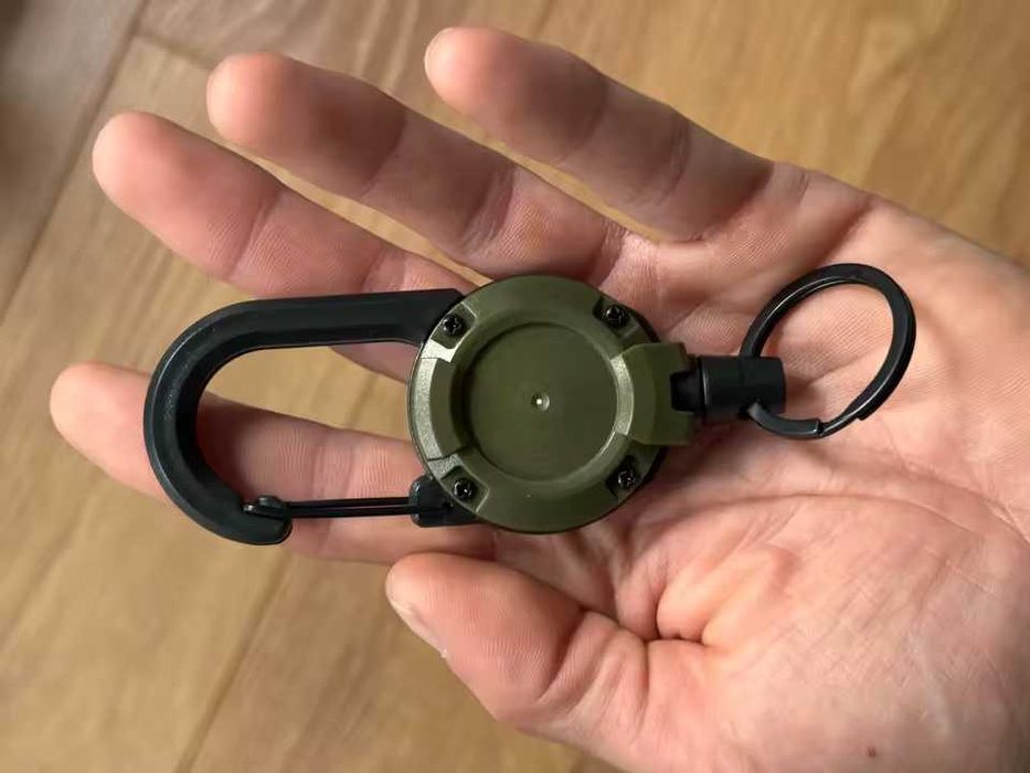 Wytrzymały karabińczyk z kółkiem zwinanym, sprężynowy brelok.