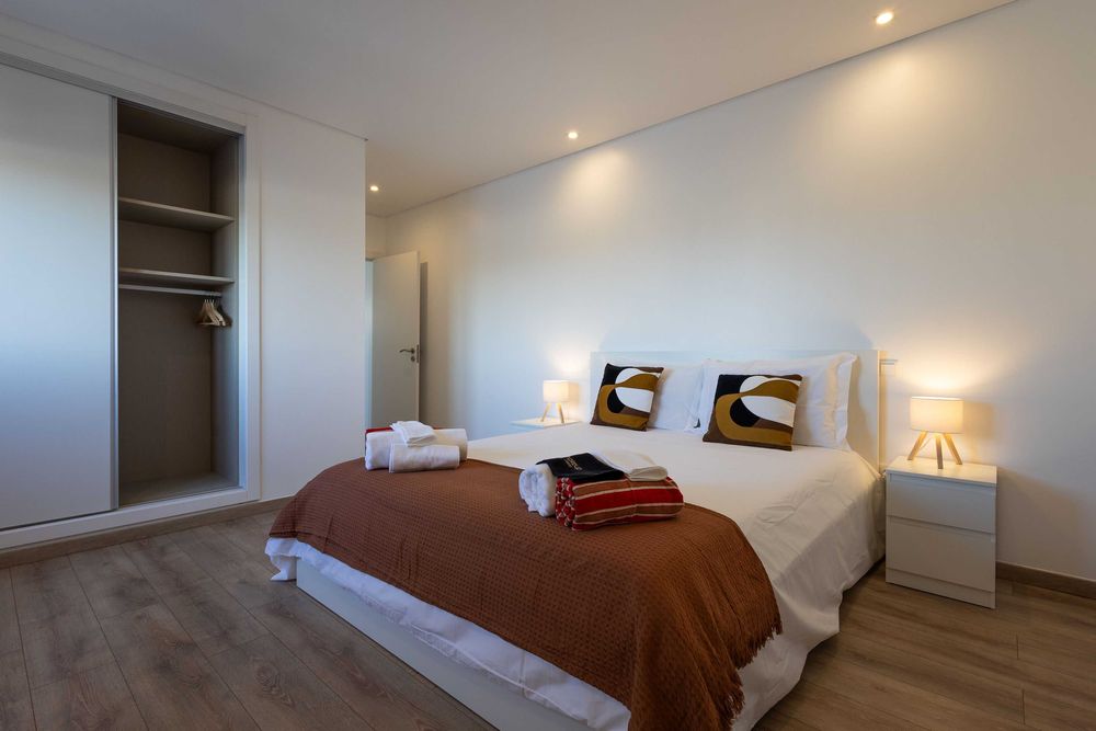 Quartos e Suítes com wc privativo + piscina | Fernão Ferro