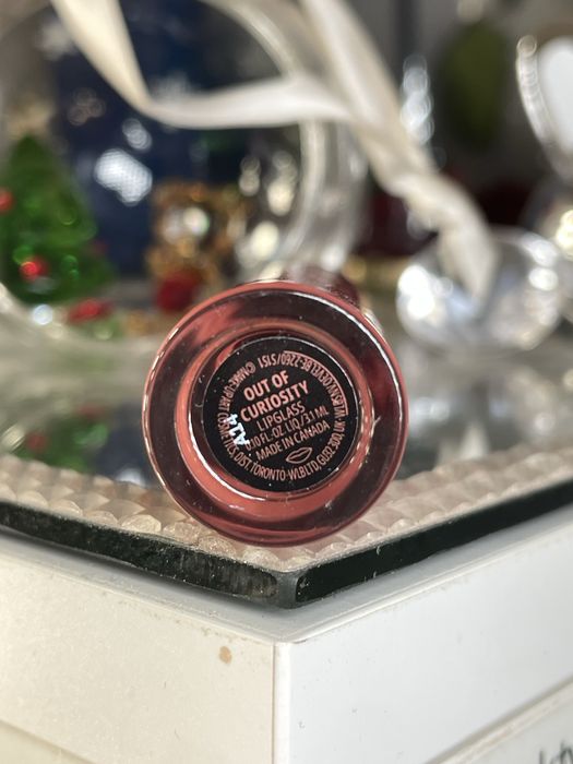 MAC Out of curiosity lipglass błyszczyk