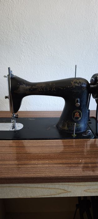 Máquina Costura Alfa com móvel