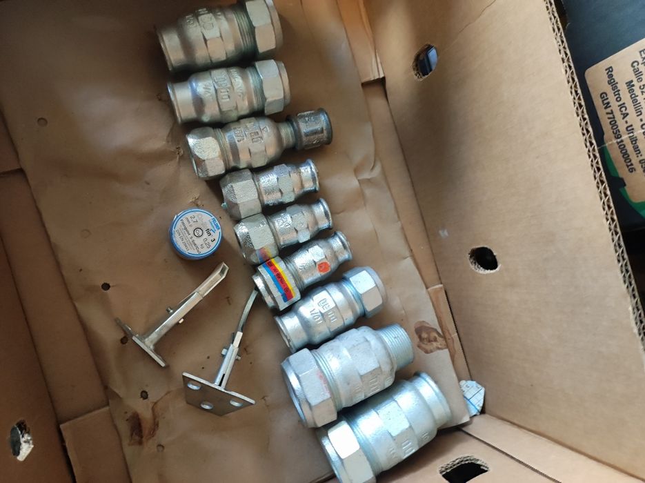 Zestaw łączniki zaciskowe Gebo nieużywane,zostały po montażu instalacj