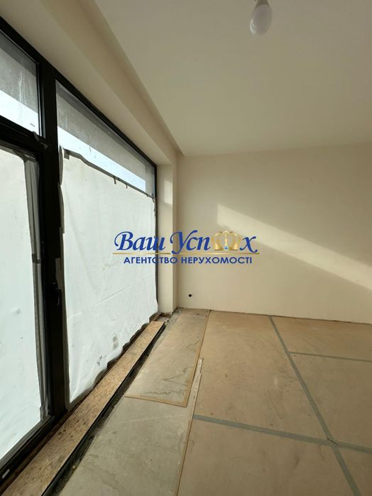 Продажа современного  дома с выходом на озеро. В городке.