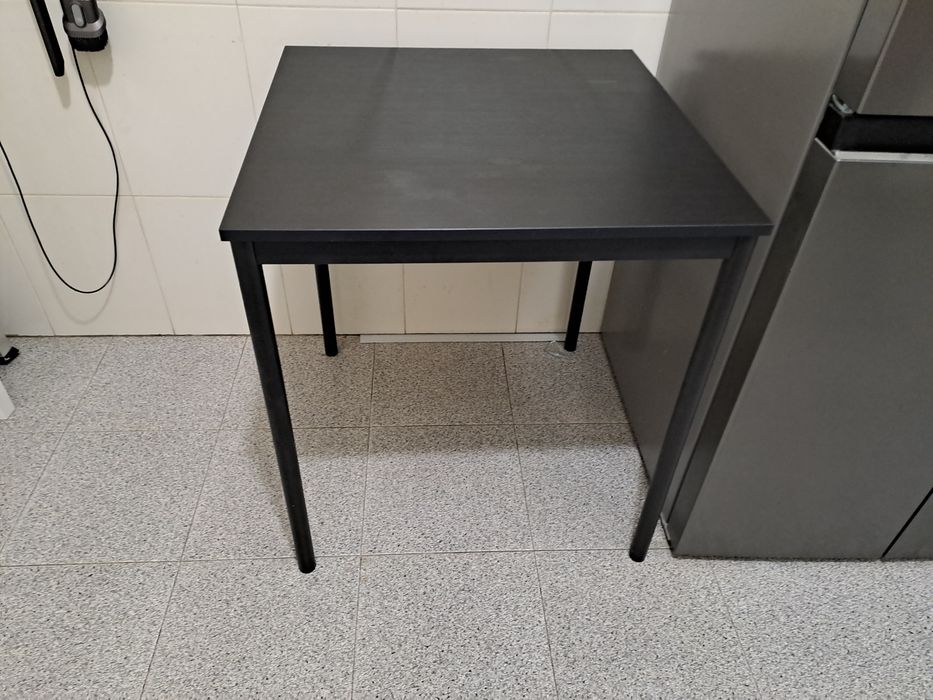 Mesa pequena com 2 cadeiras