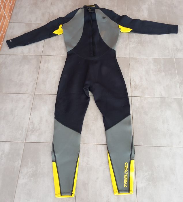 Fato tribord e barbatanas de mergulho