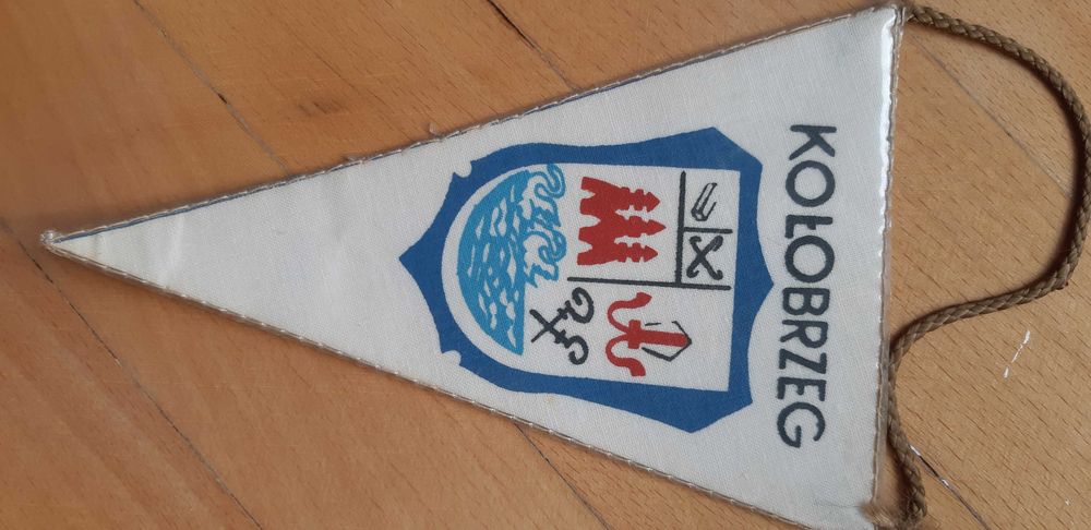 proporczyk Kołobrzeg a na drugiej stronie orzeł Polska -pamiątka PRL