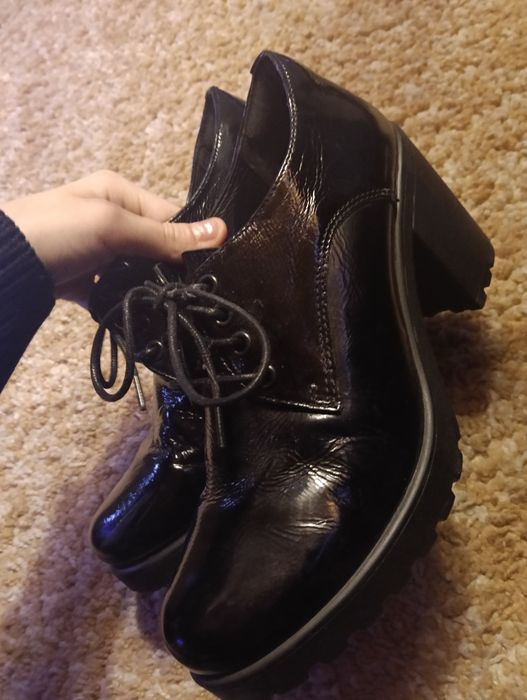 Lakierowane czarne buty na obcasie, skóra, rozmiar 38