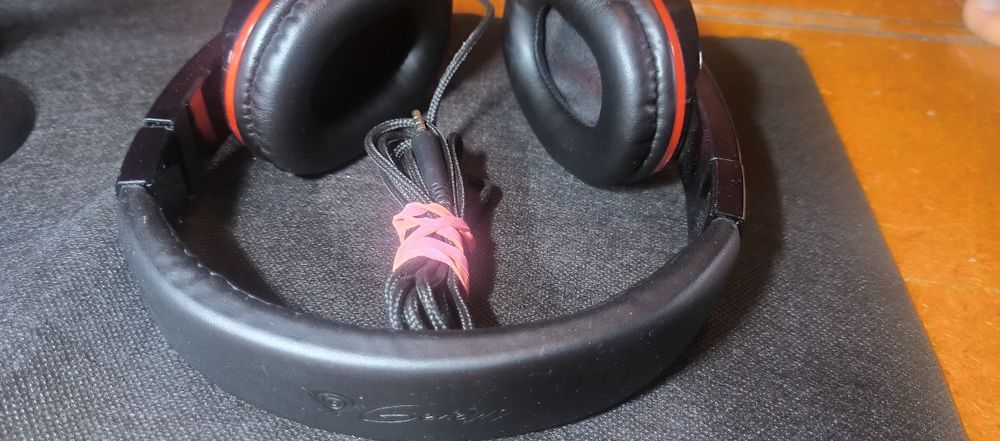 Słuchawki Genesis oraz mikrofon Logitech