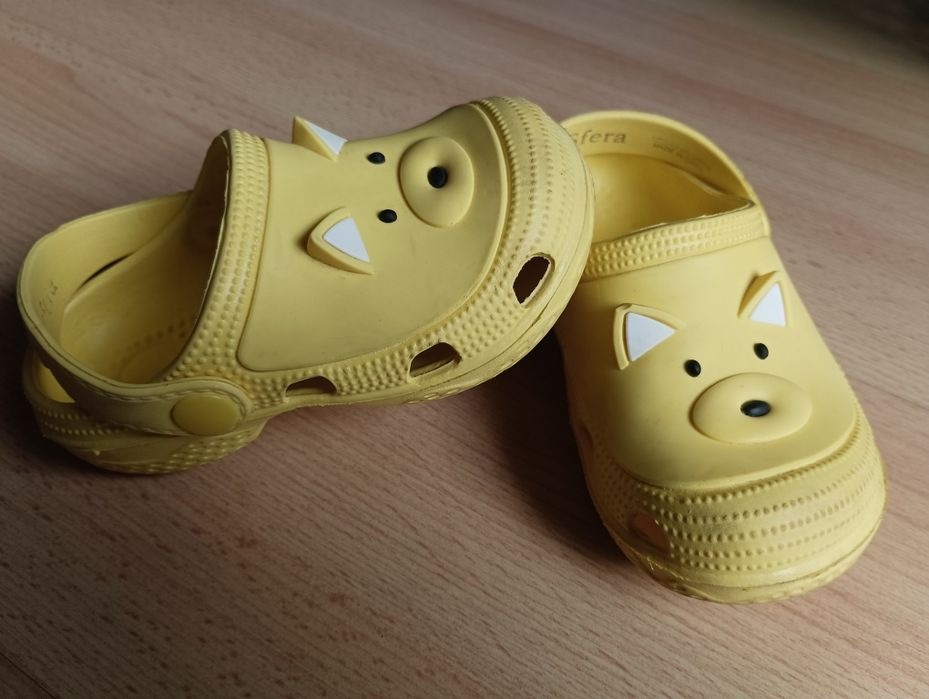 Sandália estilo Crocs - marca Sfera.23