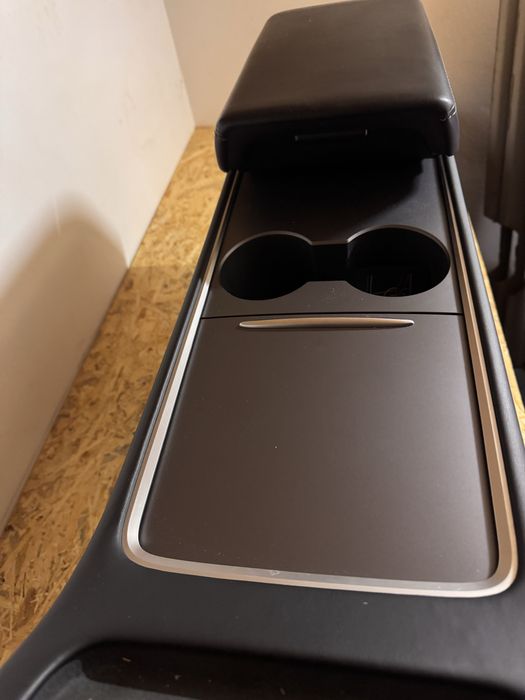 Консоль центральна Tesla Model 3